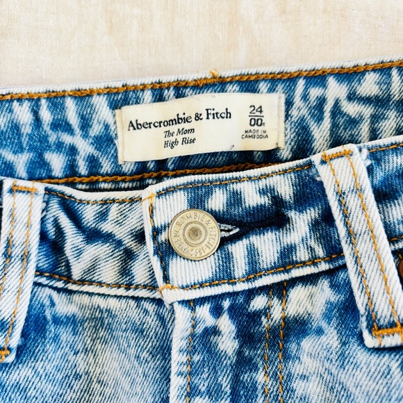 Abercrombie & Fitch Women's High Rise Light Blue Jeans - Picture 4 of 9